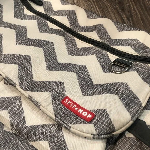 Baby Bag Skip Hop Chevron Patterned in Gray and White - Picture 2 of 8